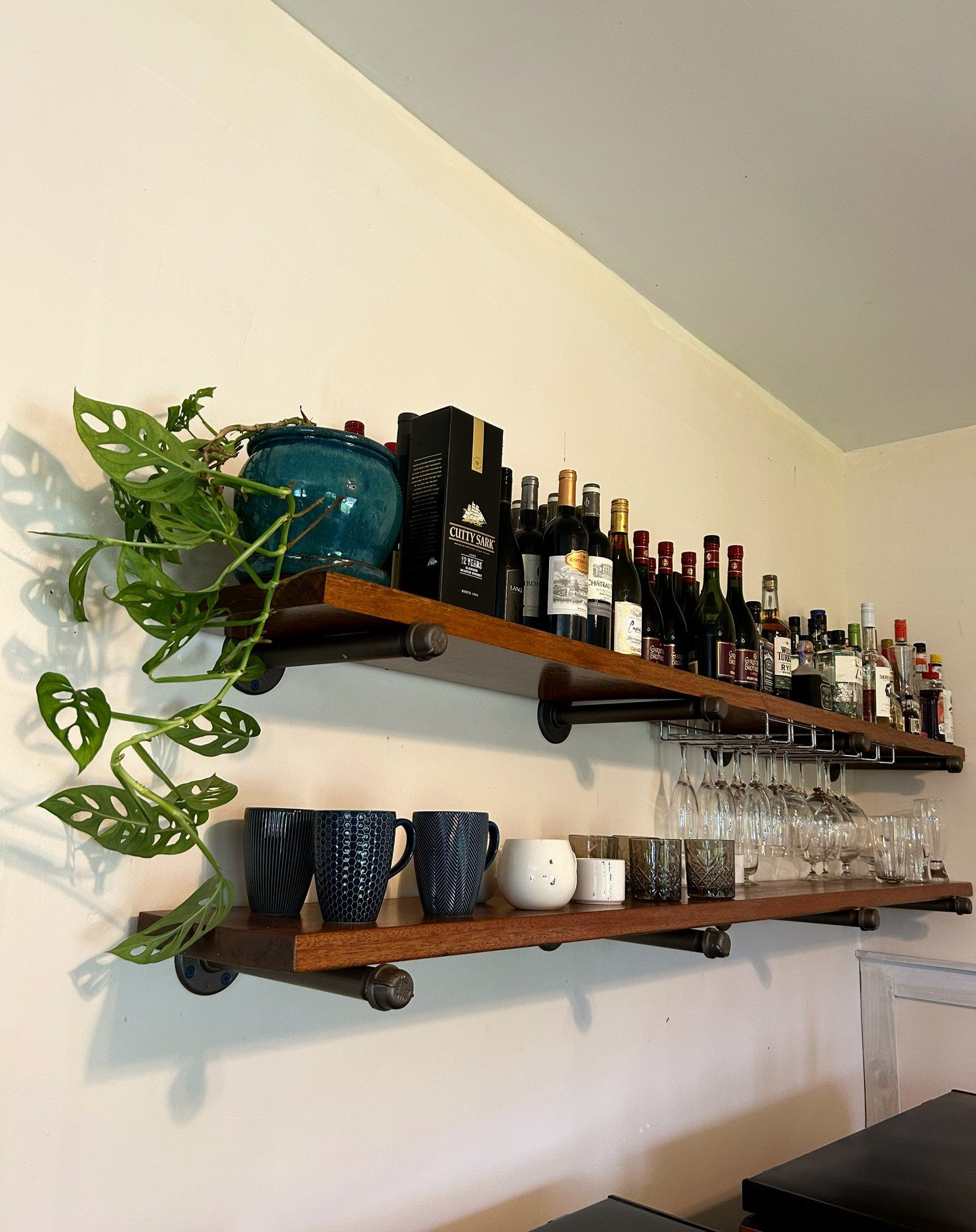 ✨ Elevate your space with custom-crafted storage solutions!
Swipe to see this elegant kitchen shelf system featuring:

-Handcrafted mahogany shelving
-Built-in stemware racks for your favorite glassware
-Ample space for your wine collection and barwa