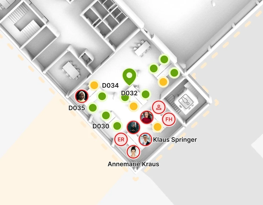 Lageplan eines Büros mit Personenprofilen, Markierungen und Bezeichnungen.