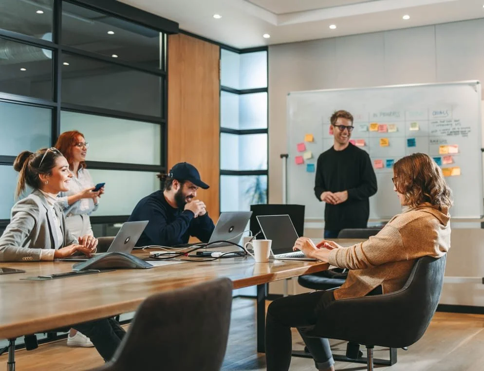 Moderner heller Arbeitsplatz mit Laptop und Pflanzen in einem hybriden Büro