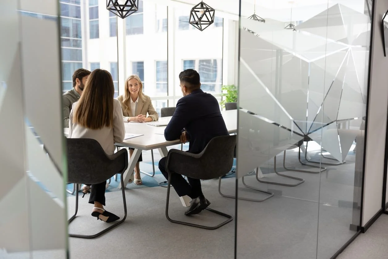 Konferenzraum mit hybridem Meeting in modernem Büro