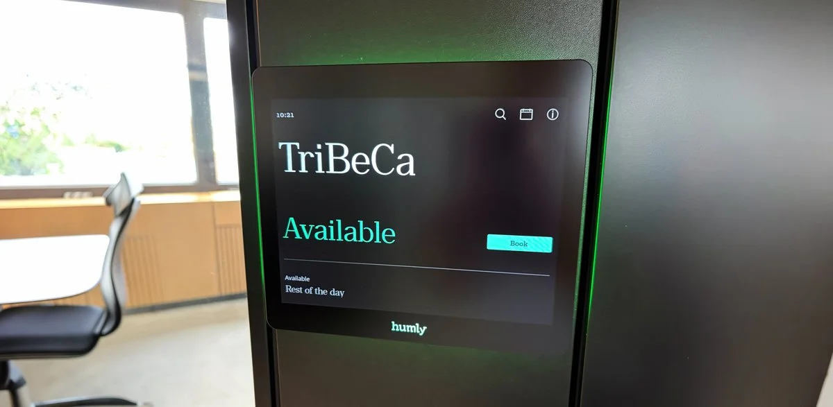 Konferenzraum Buchungssystem auf einem Tablet