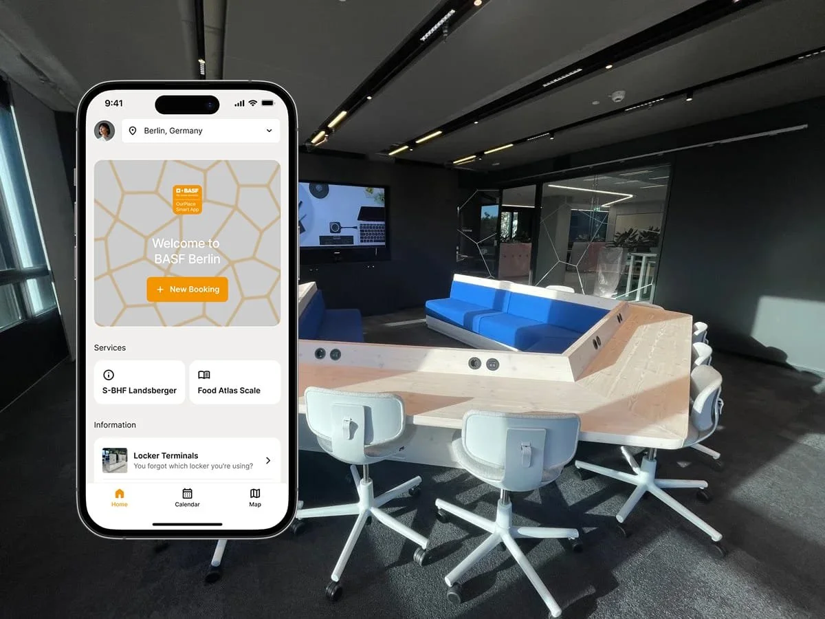 Banner der BASF Success Story: Ein Smartphone zeigt die Mazemap App vor einem modernen Büro. Der Text erklärt, dass BASF monatlich 450.000€ durch 40% weniger Bürofläche spart, mit einem Button zum PDF-Download.