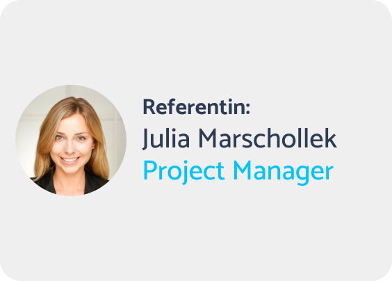 Profilbild einer Frau mit blondem Haar, neben Text mit Namen Julia Marschollek und Jobtitel Projektmanager.