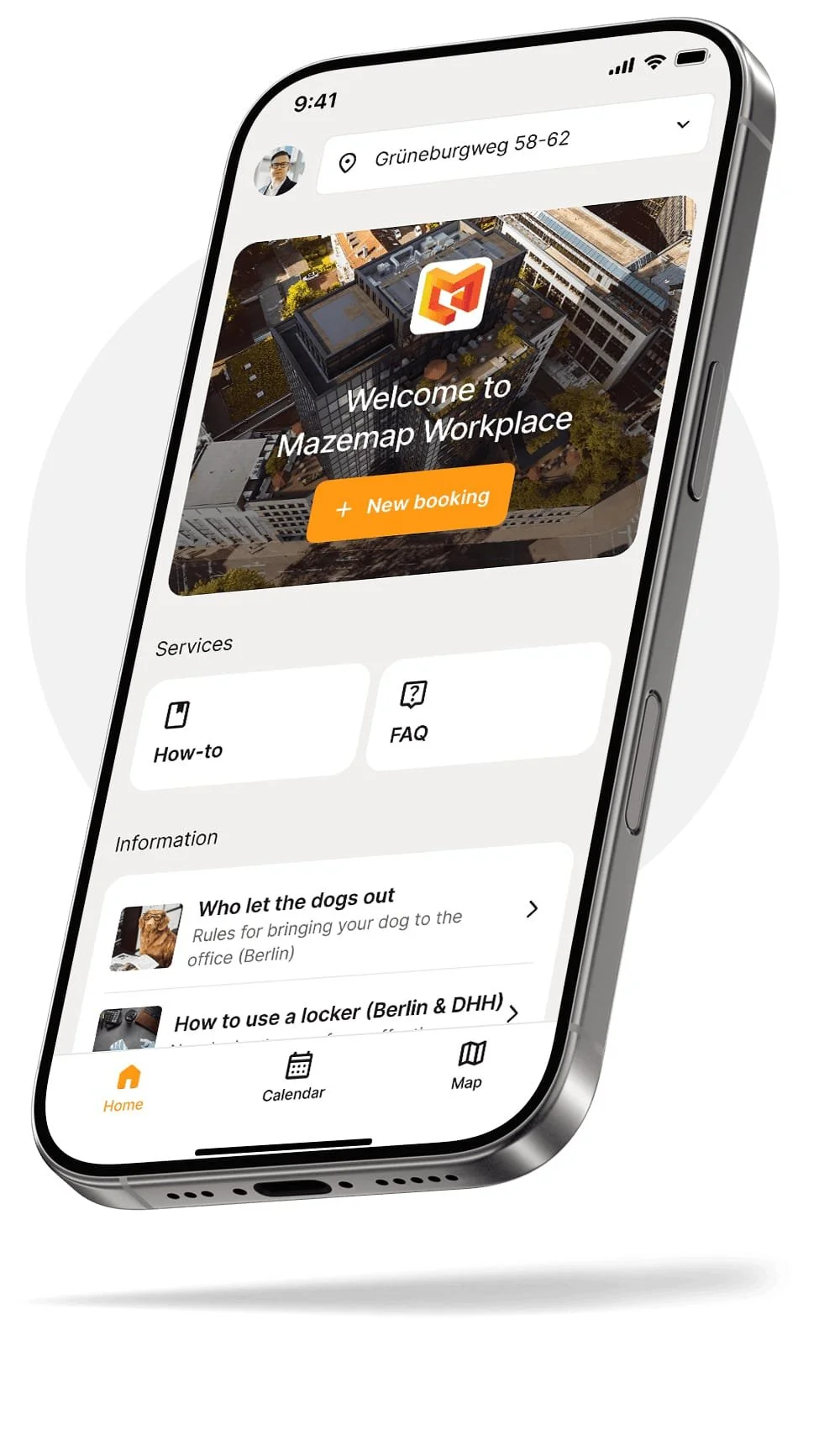 Übersicht der Mazemap Workplace Funktionen: Ein zentrales Smartphone zeigt die App, umgeben von den vier Hauptbereichen Raumbuchung, Desk Booking, Parkplatzmanagement und Smart Locker, mit einem Button zur Vereinbarung einer kostenlosen Demo.