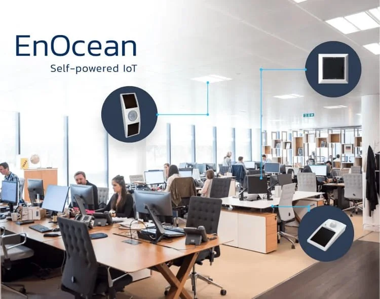 Offener Büroarbeitsbereich mit mehreren Mitarbeitern an Computern, überlagert mit Illustrationen von IoT-Geräten und dem Text 'EnOcean Self-powered IoT'.