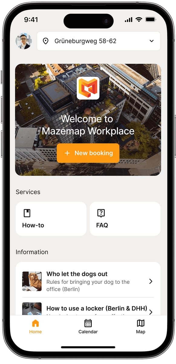 Ein Smartphone zeigt den Startbildschirm der Mazemap Workplace App mit einem Button für 'Neue Buchung', Service-Links und Gebäudeinformationen.