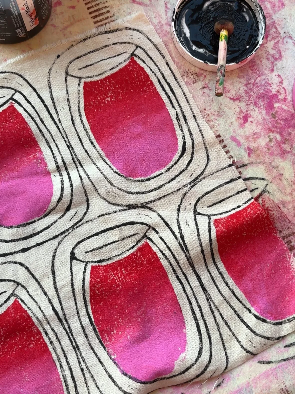 ✈️ TONIGHT! (If I get myself sorted) There might be a process reel of Airplane Windows being printed. (If I get my act together.) ✈️ 

#printingprocess #handprinting #handprintedtextiles #handprintedtextiles #blockprint