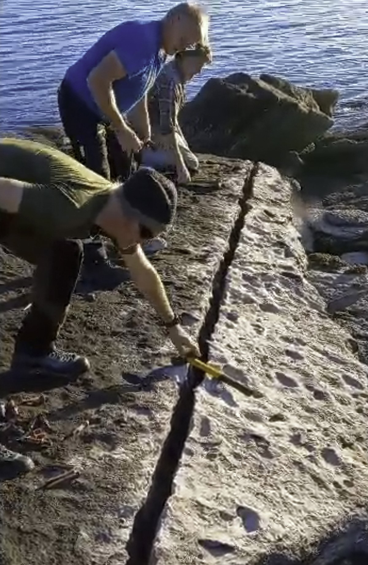 Splitting the stone shelf for the 1st time, using traditional methods at Achduart.