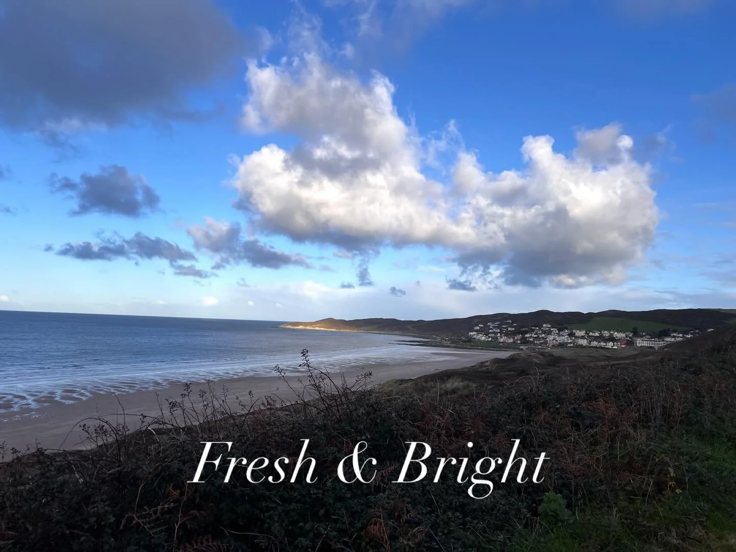 A little winter magic over Woolacombe beach 
We&rsquo;re open today and throughout January, ready to warm you up.

Thursdays, Fridays, Saturdays, Sundays &amp; Mondays
Fresh starts fuelled by good food &amp; coffee 

#theportholewoolacombe #woolacomb