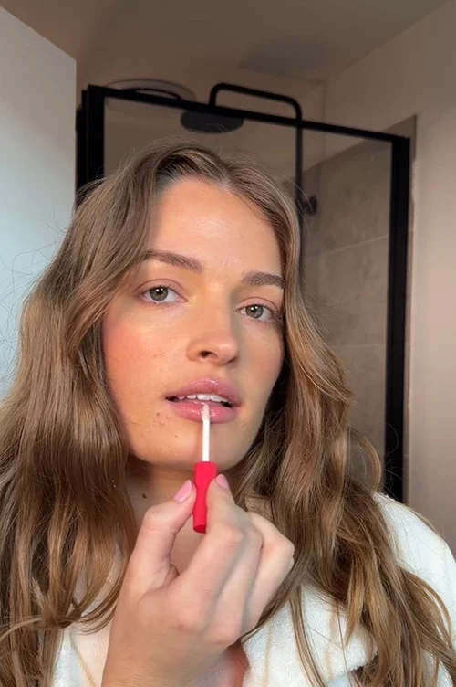 LIP_SERUM_MODEL_1.webp