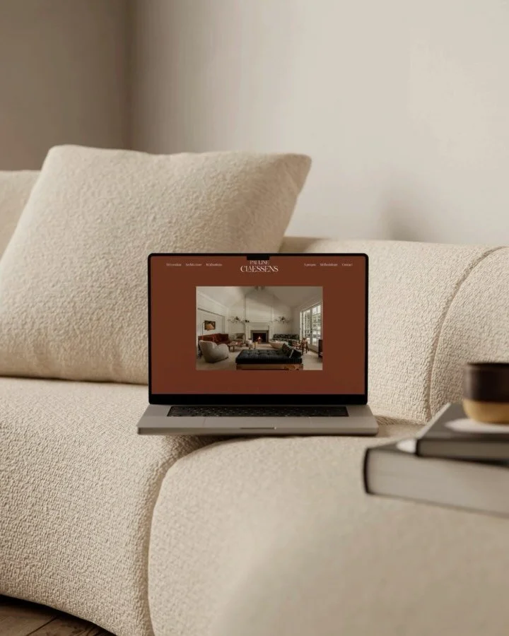 ✦ Nouveau site Squarespace sur-mesure pour @pauline_claessens ✦
 Un site pens&eacute; comme une extension naturelle de sa nouvelle identit&eacute; : textures subtiles, palette profonde, ambiance sensible et r&eacute;tro-moderne&hellip;

J&rsquo;ai ad