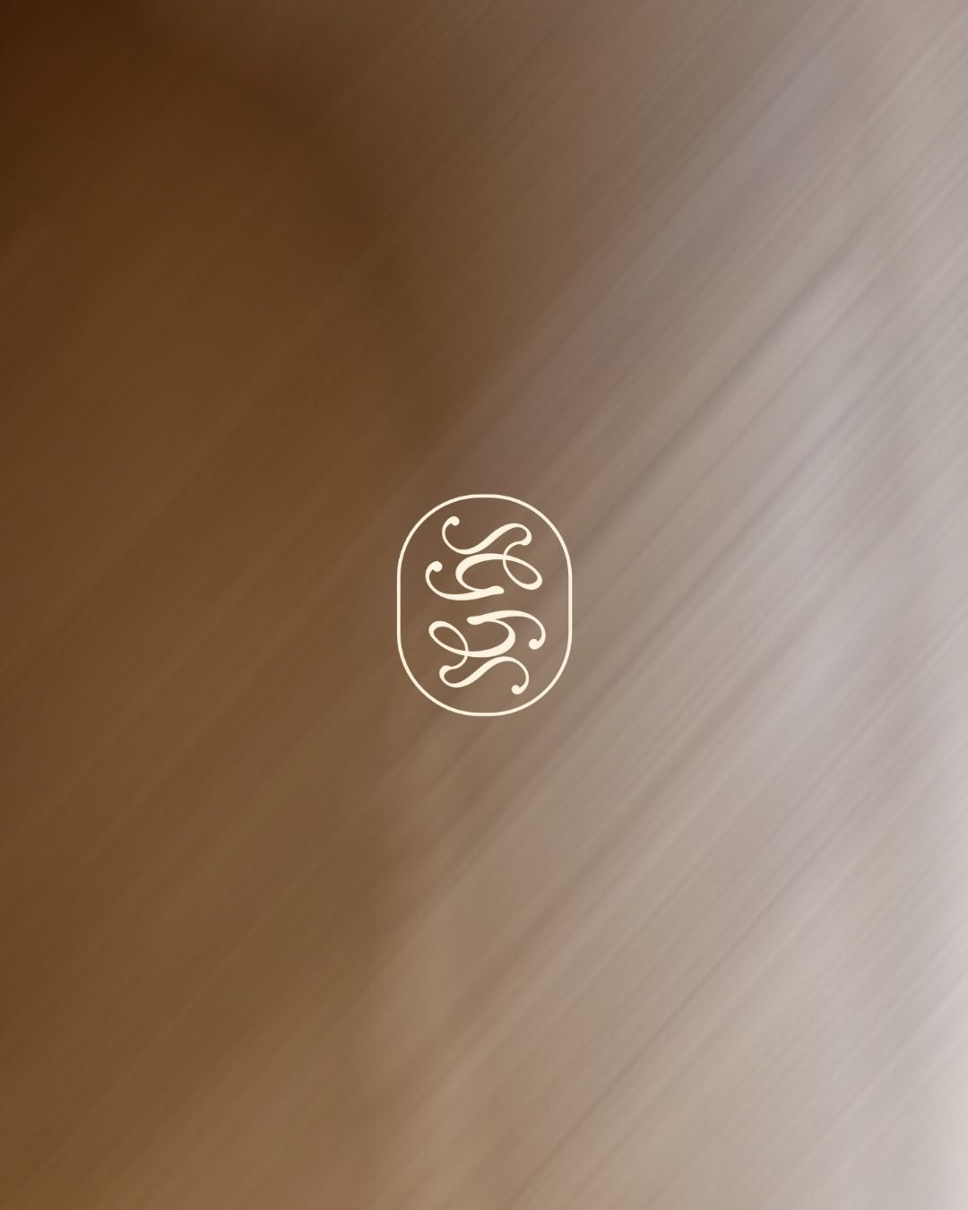 ✦&nbsp;Identit&eacute; Visuelle - Zoom sur le monogramme @studio_ginie ✦ 
Pour Virginie, nous avons imagin&eacute; un monogramme enti&egrave;rement sur-mesure. Un symbole subtil, dans lequel se dessinent les lettres S et G, en &eacute;cho aux initial