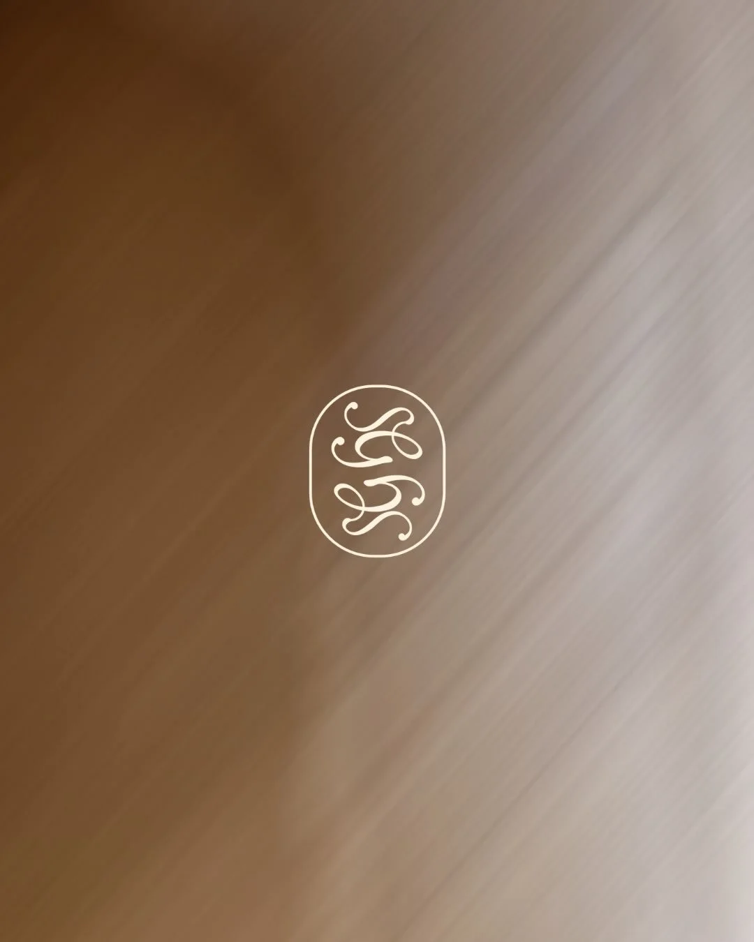 ✦&nbsp;Identit&eacute; Visuelle - Zoom sur le monogramme @studio_ginie ✦ 
Pour Virginie, nous avons imagin&eacute; un monogramme enti&egrave;rement sur-mesure. Un symbole subtil, dans lequel se dessinent les lettres S et G, en &eacute;cho aux initial