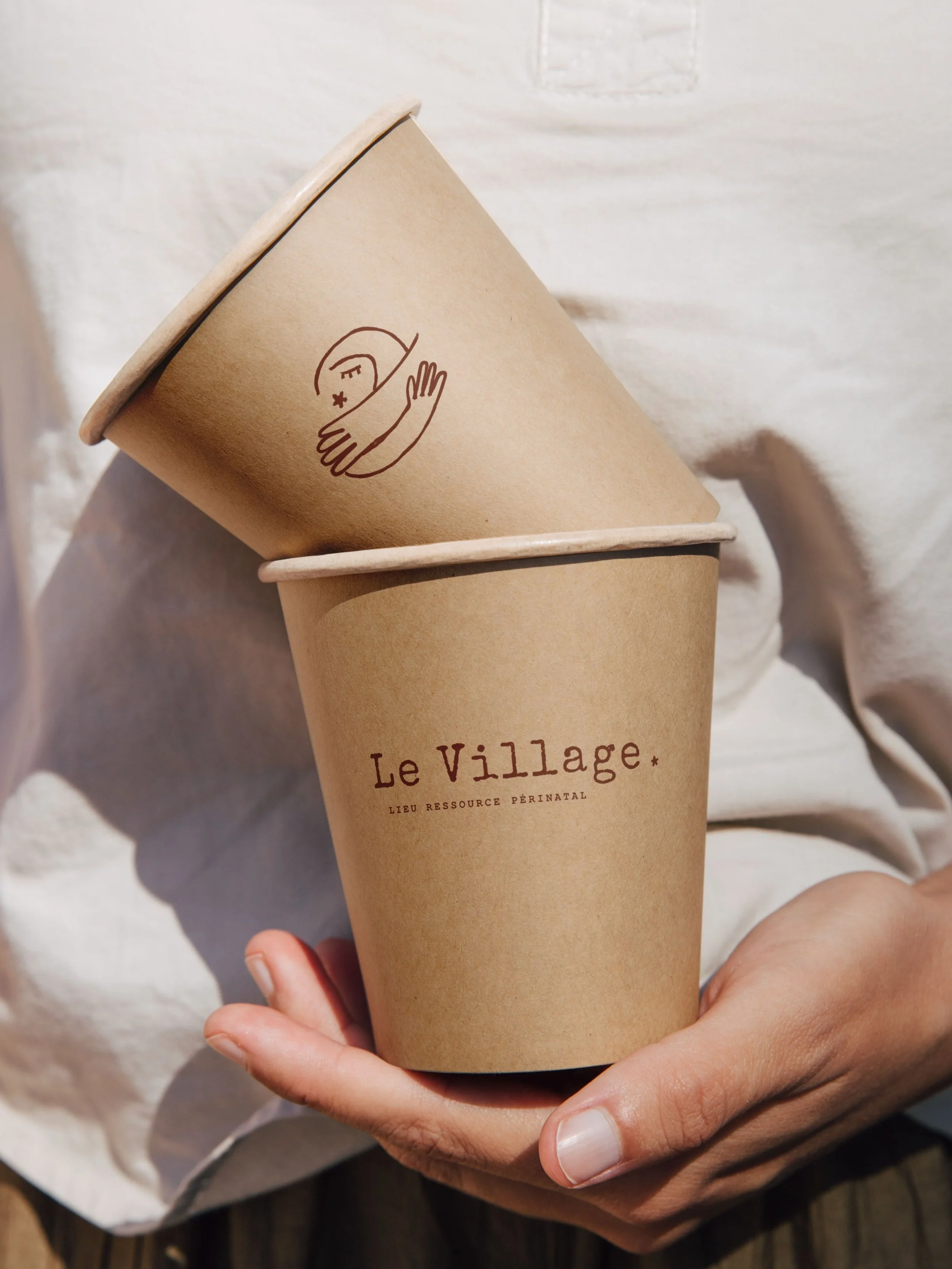 On cl&ocirc;ture la pr&eacute;sentation de l&rsquo;identit&eacute; visuelle du @levillage_parental avec ce mockup de gobelets qu&rsquo;on aime particuli&egrave;rement par ici ✦

Je voulais vous le partager avant le week-end&hellip; et puis la semaine