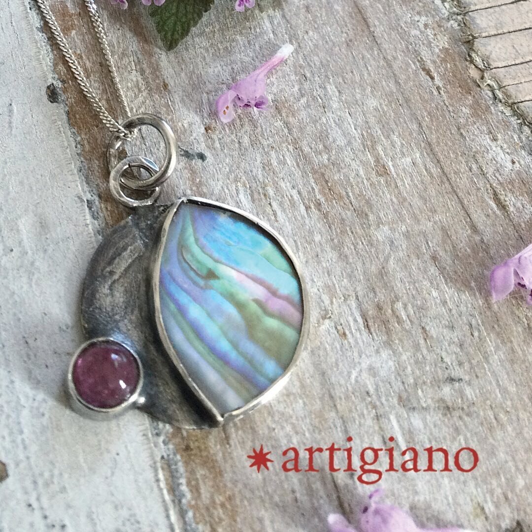 abalone waves in the shape of tonight&rsquo;s waxing spring moon

#handmadejewelry #celestialjewelry #talisman #abalone #moon #waxingmoon #spring #hudsonvalleyhandmade