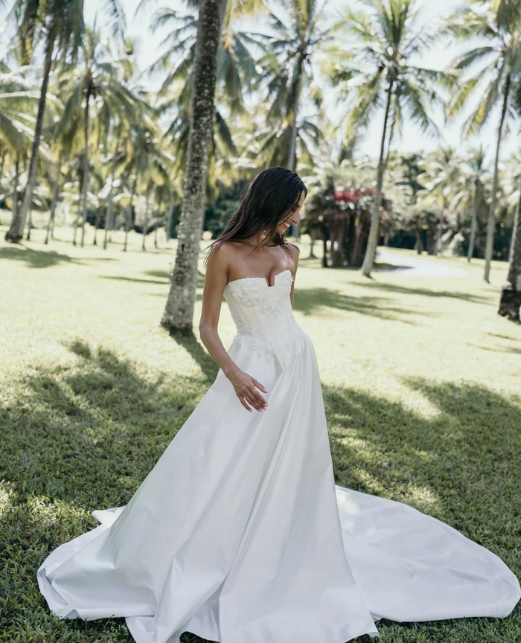 Anemone Alena Leena wedding dress