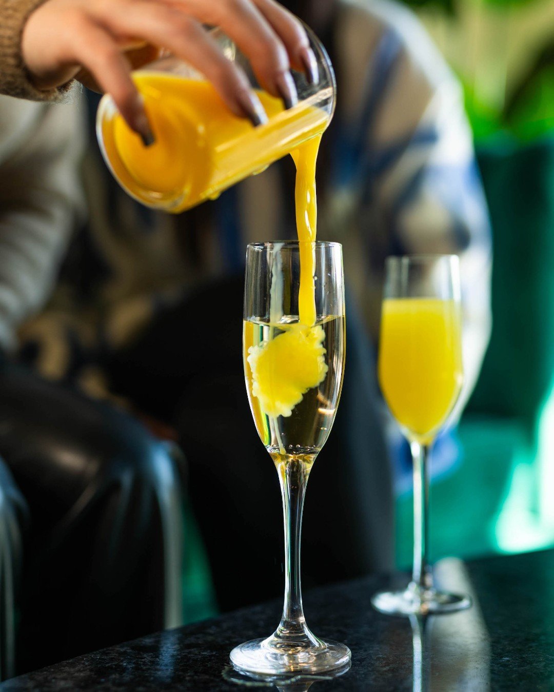 At Creme, we turn mornings into celebrations! Sip on our bubbly mimosas and let the good times roll. 🎉🥂