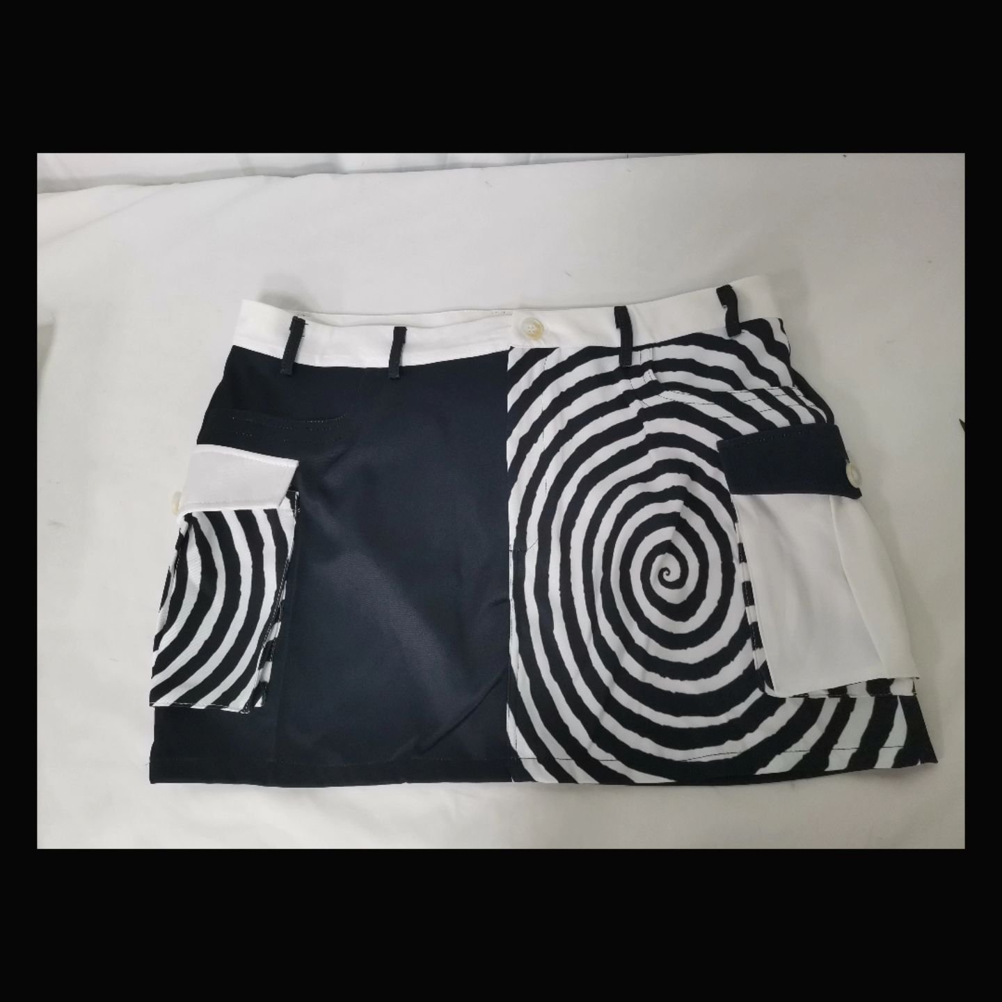 More new reliquary exlcusive products! This is our Uzumaki mini skirt, entrancing and enticing. You'll be sure to spin heads! 

#Reliquaryshop ##goth #gothgirl #gothmakeup #gothmusic #gothfashion #gothicstyle #gothicfashion #gothootd #plussizegoth #p