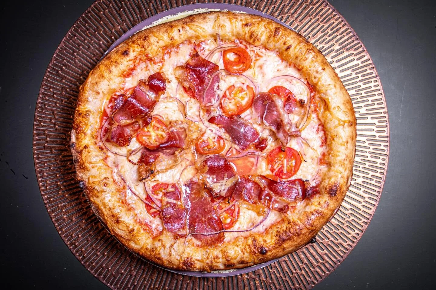 ❄️ Our Weekly Pizza Special ❄️

Cipolle Rosse e Prosciutto
House pizza dough with a red sauce base, asiago cheese, red onions, prosciutto and a white pesto drizzle

*Nut Allergy: Pistachio

Available after 5pm!

See ya at Koma!