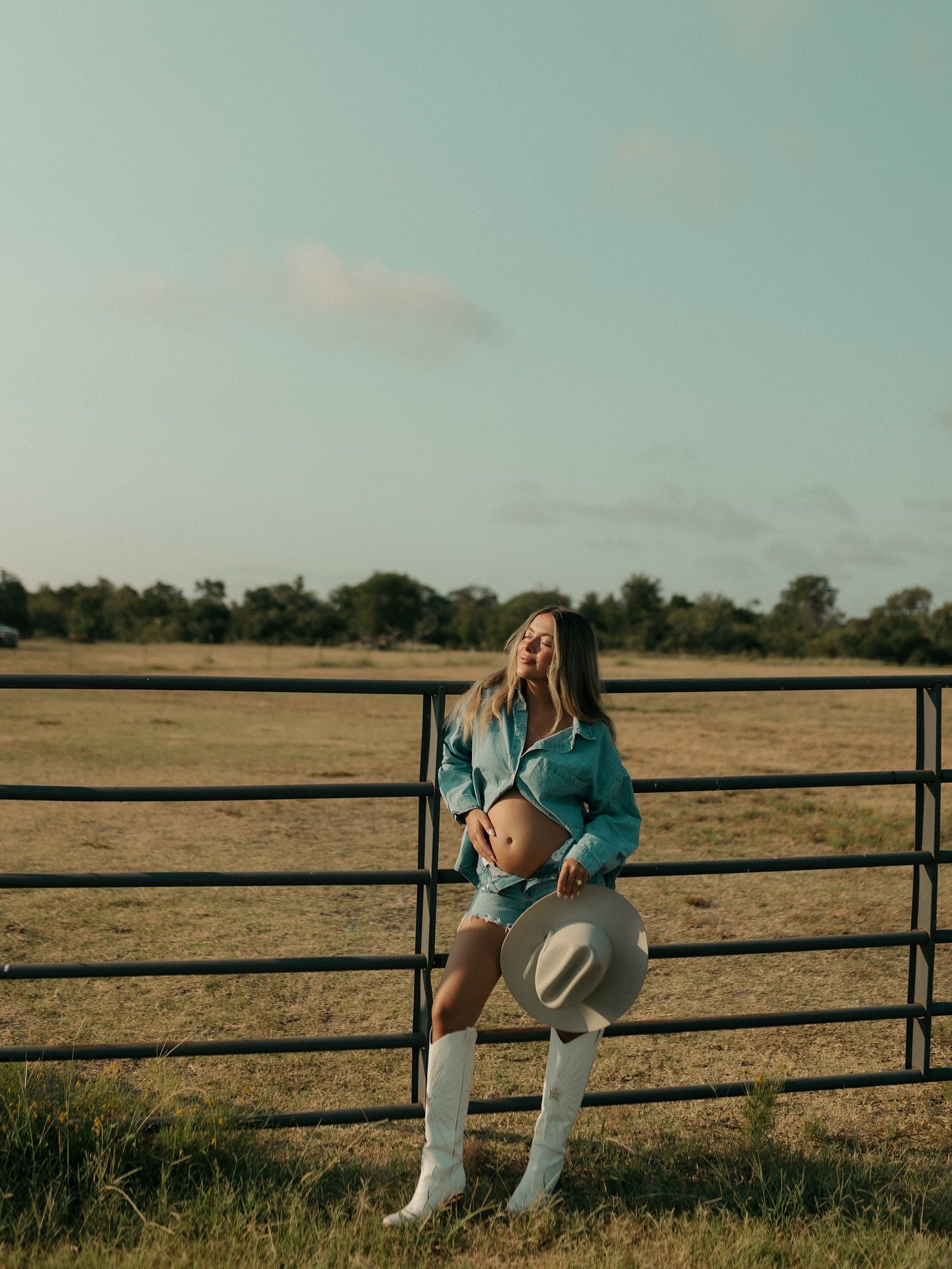 still wishing I was this cute pregnant 🥹