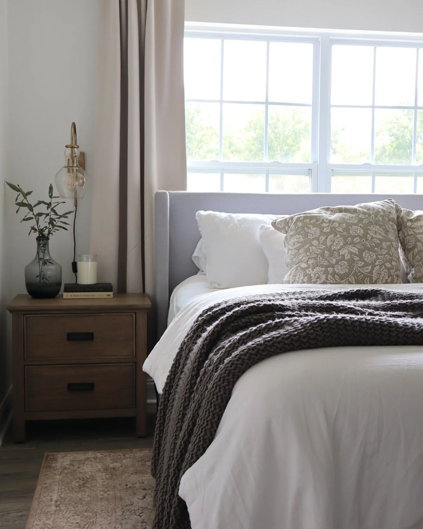 Taking Christmas down has got me in the mood to refresh my home. Itching to do a project. Anyone else do this?! 
.
.
#interiordesign #interiordesigner #bedroom #bedding  #bedroomdecor  #homedesign 
 #homedecor #homerefresh #upholsteredbed