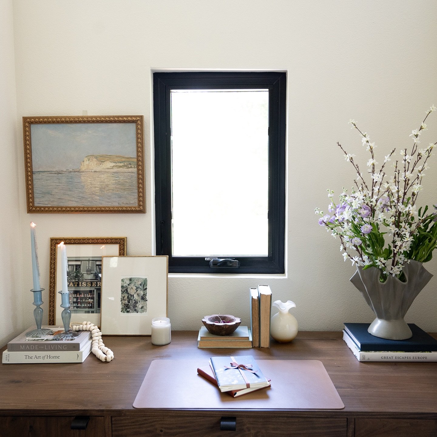 We love blending art, design, and a touch of nature to create a workspace that inspires. Swipe for a close-up of this gorgeous floral arrangement!

If you spend most of your days working at your desk, we think it should be inspiring and inviting. 

S