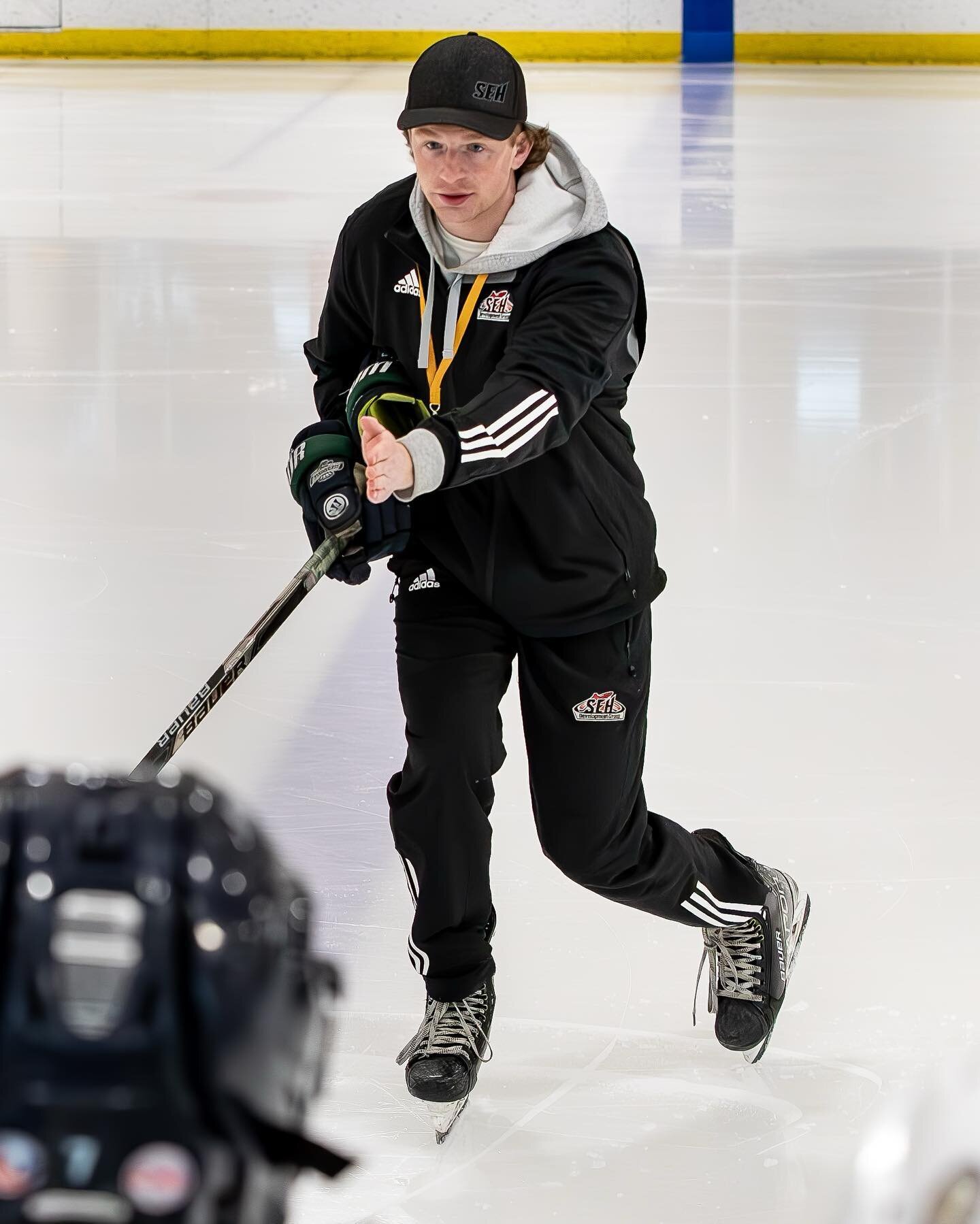 DETAILS: Coach Sharp coaching up the details in edge control and the importance of single leg stability.

Are you focusing on the details? 

Train with us in 2024. Click the link in bio to learn more. #development #hockey #skills #developnowadvancela