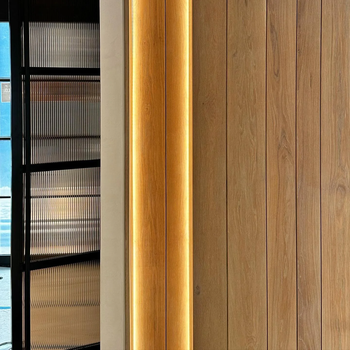 A house full of subtle, tactile details. Wrapping up finishing soon, looking forward to seeing everything unveiled and moved in.

For: @chefzacksklar 
With: @kyleevansdesign @krieger_klatt_architects 

#interiordesign #oak #texture #detail #architect