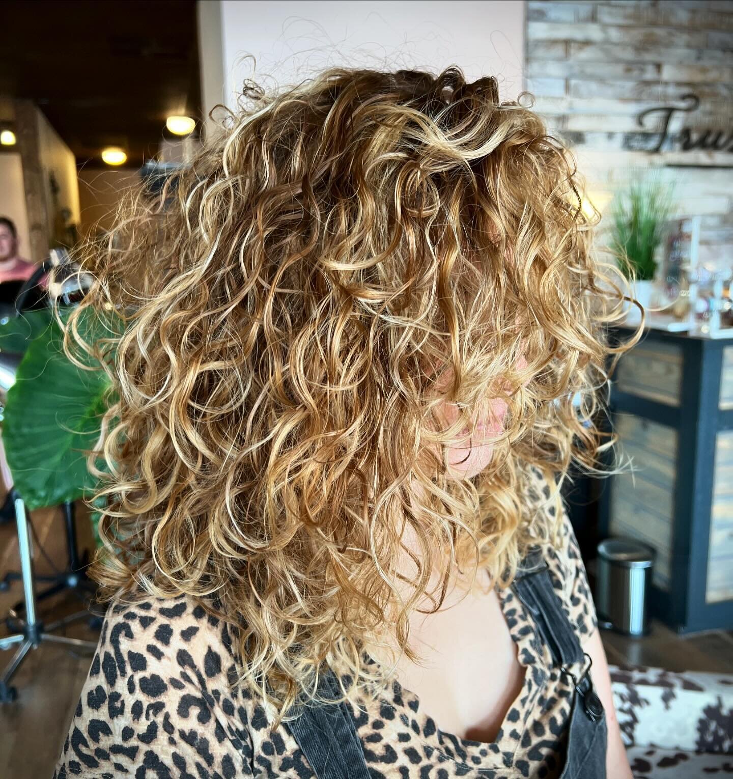 Curly Girls!!!💫💫💫
Did you know that we have a Cut and Color 
Specialist Exclusively for Curls?!!!!

@lived.in_light in a 2x Certified @rezoacademy 
And is here for you!!!
Let&rsquo;s get you started on your journey to loving your hair!!!