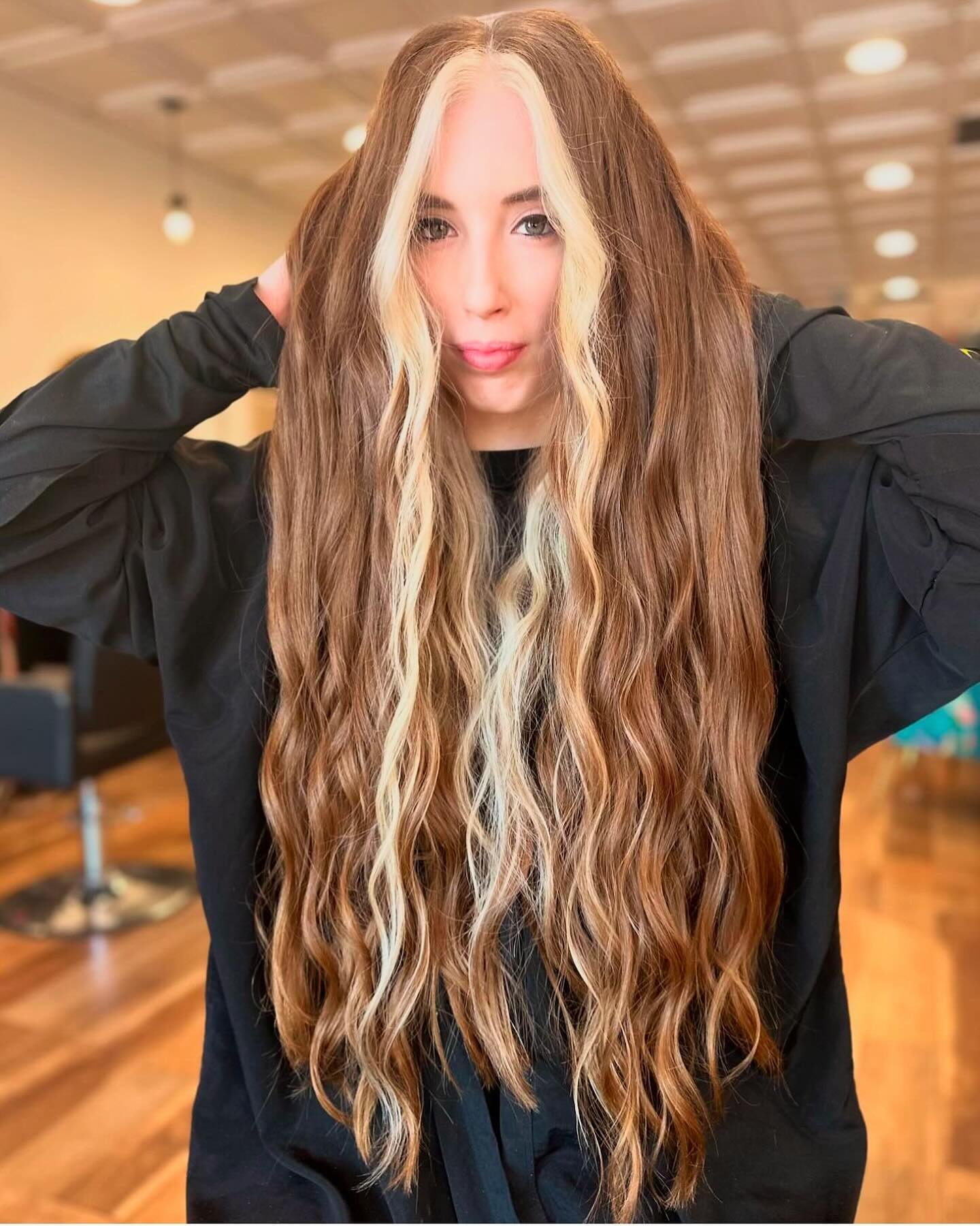 Sooooooo Good!!!!! ✨
Incredible Art by @luxelocksbya 
.
#trustandmanesalon #color #moneypiece #longhair #balayage #hairpainting #augusta #augustahairstylist