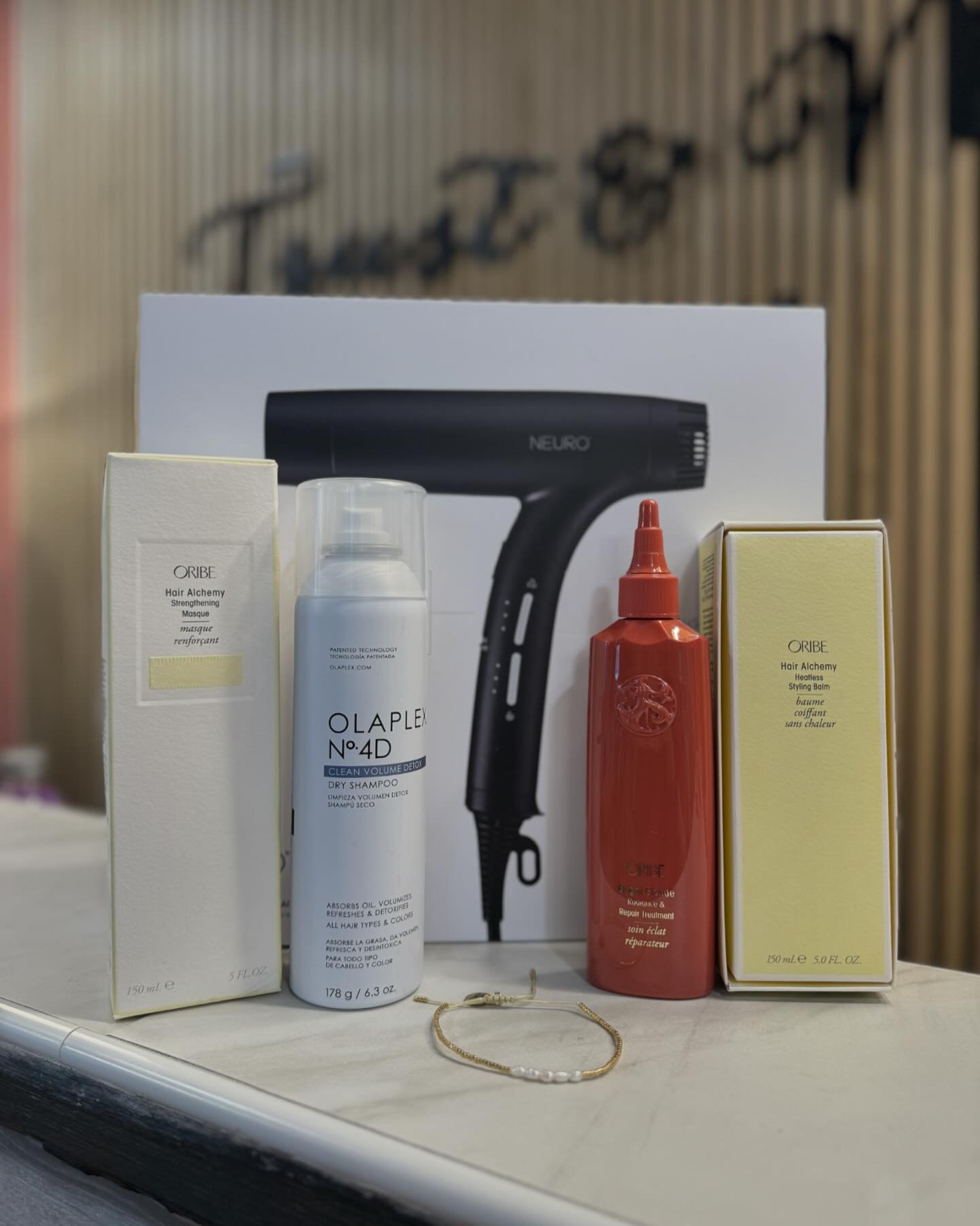 MOTHERS DAY GIVEAWAY🌟🌟
HOW TO ENTER⭐️
&bull; Tag a mother figure near and dear
&bull; follow @trustandmanesalon 
&bull; like this post and share to your story
INCLUDES⭐️
&bull; ORIBE hair alchemy masque
&bull; OLAPLEX dry shampoo 
&bull; NEURO blow