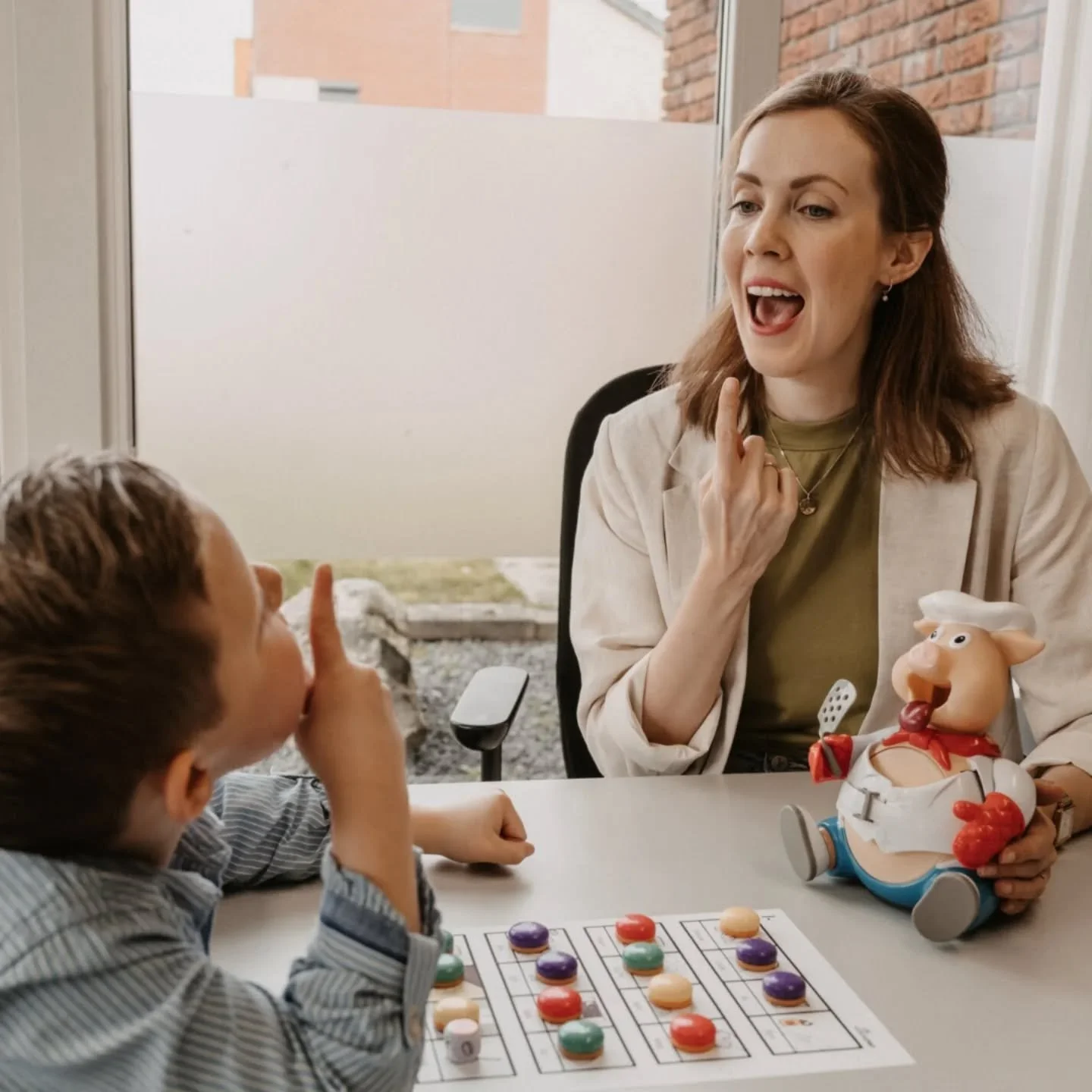 Bij Laura Logopedie geloven we dat plezier de sleutel is tot leren. Tijdens de behandeling combineren we spel en oefening, zodat kinderen met een glimlach werken aan hun doelen.

Op de foto zie je een jongen die Holle Bolle Big speelt: een favoriet b