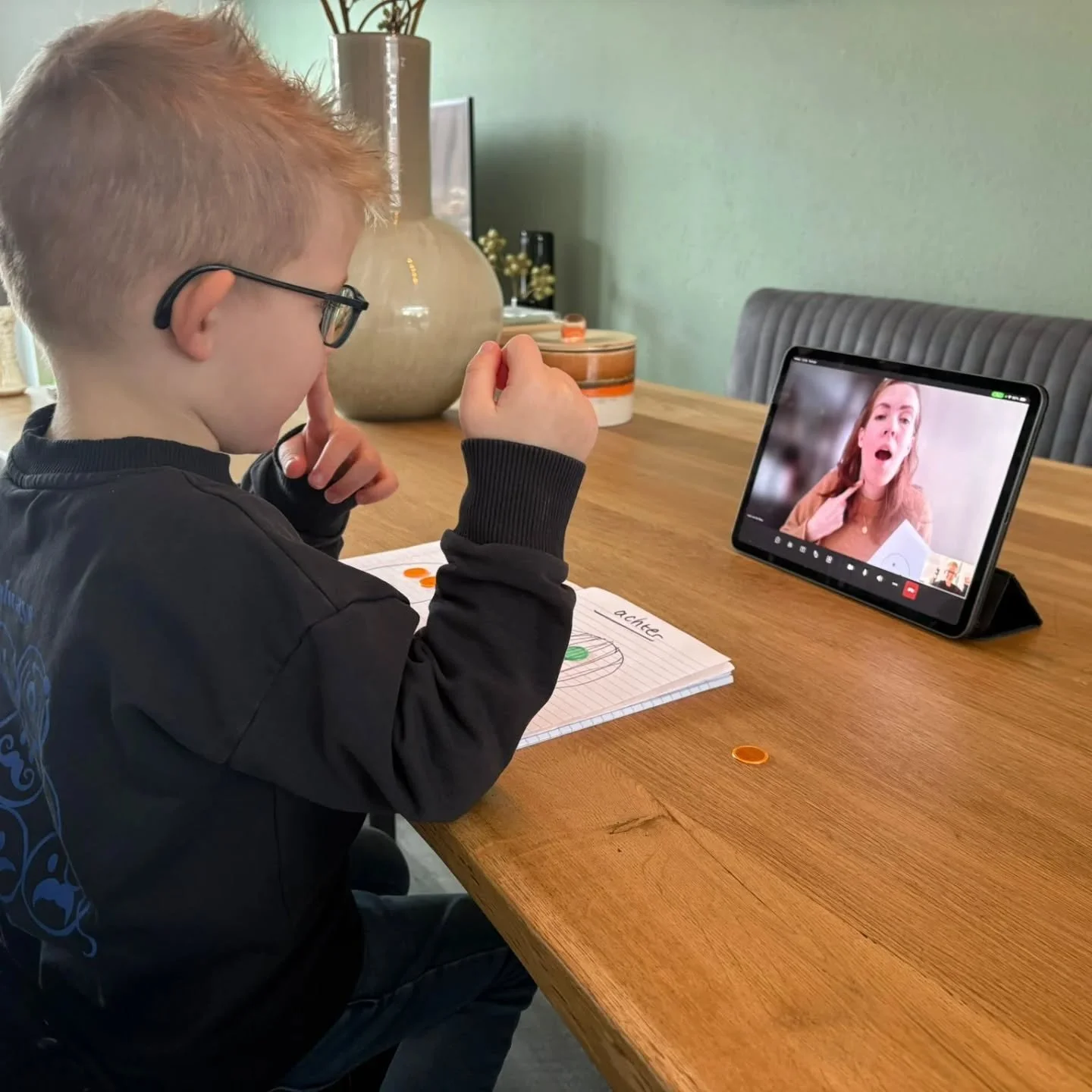 In verband met de weersomstandigheden behandelen we vandaag en morgen online 💻
En gelukkig gaat dat voor de meeste kinderen verrassend goed!

Spelletjes, oefenen, lachen &eacute;n leren, maar dan via het scherm 😊
Kinderen zijn vaak z&oacute; snel g