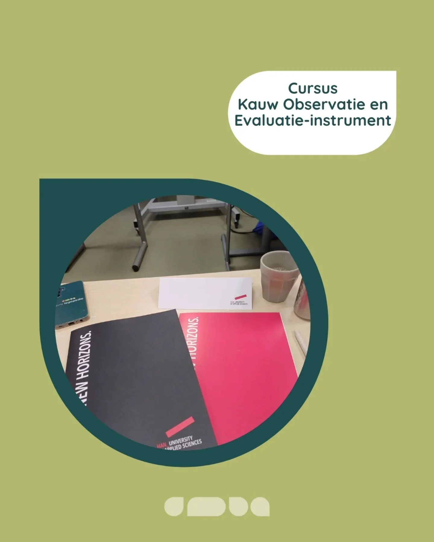 Vandaag rondde Laura de cursus KOE (Kauw Observatie en Evaluatie-instrument) af.

Het KOE is een observatie-instrument om de kauwontwikkeling van kinderen zorgvuldig in kaart te brengen. Door gericht te kijken naar kaakbewegingen, tongfunctie en mond