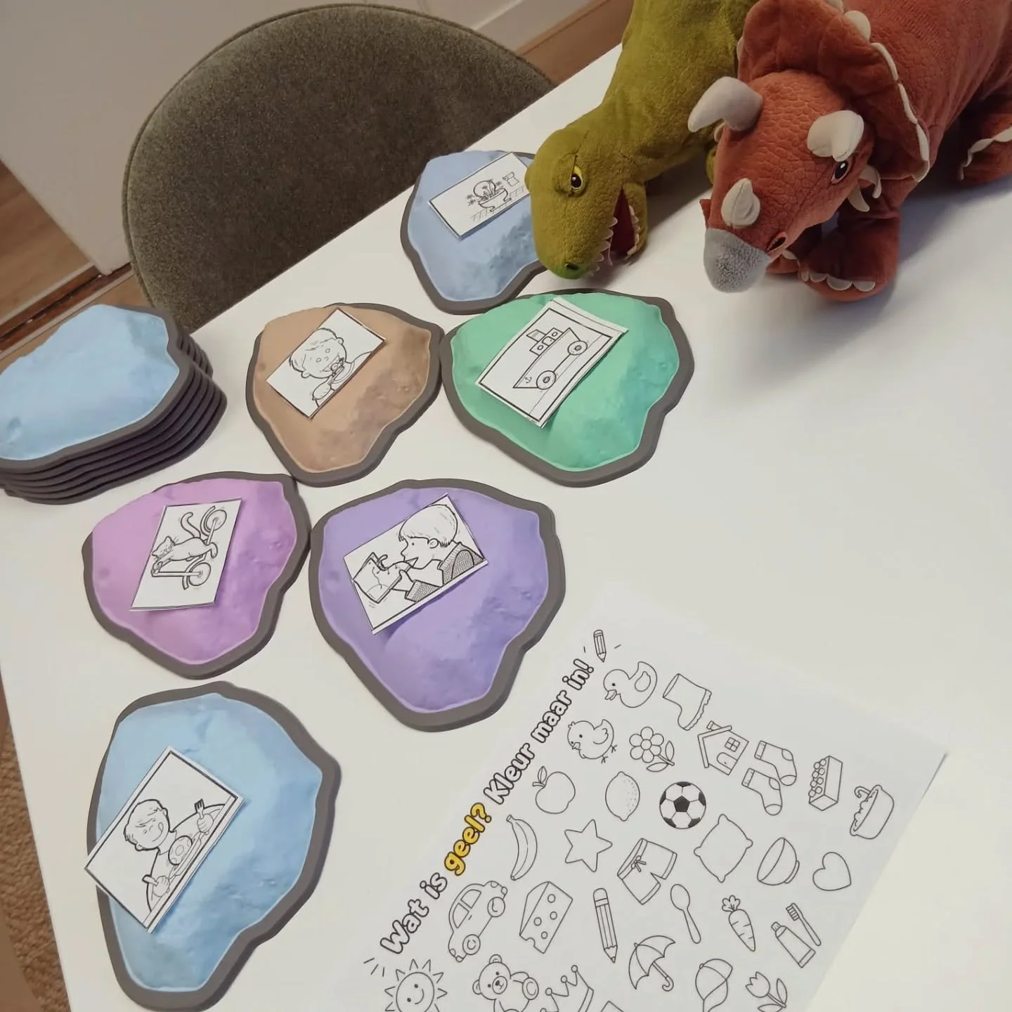 Vandaag had Marije een speelse articulatiebehandeling om de uitspraak van de /g/ in woorden te oefenen. 🌼 Eerst grommen met de dino's die over de stapstenen sprongen (gggg) om te voelen waar de klank gemaakt wordt (in je keel!). 🦖 Daarna hebben we 