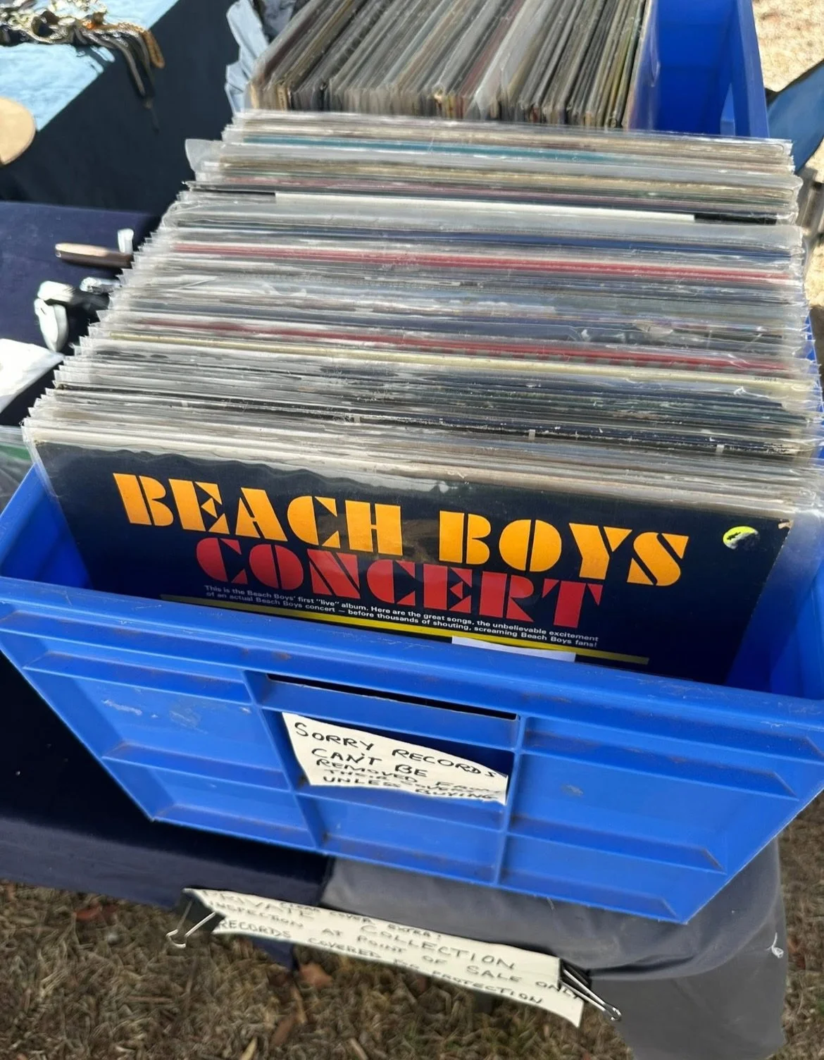 The Geurie Markets are on today!

It isn&rsquo;t gale forced winds, hail, rained out - but it is a heatwave 🥵 

Head down to grab a cool drink, enjoy the shade of the trees &amp; bring ya hat. 

#marketday #geurie #vendors #saleo #sausagesandwiches