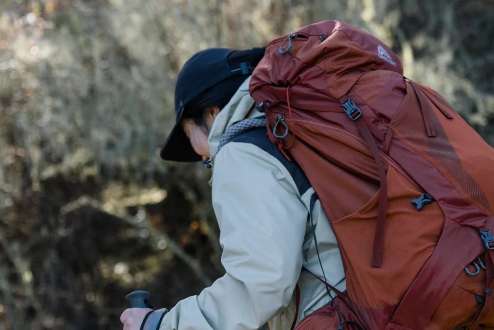 For varied terrain, the adjustable attachment loop and upper shock lock securely hold trekking poles or an ice axe.