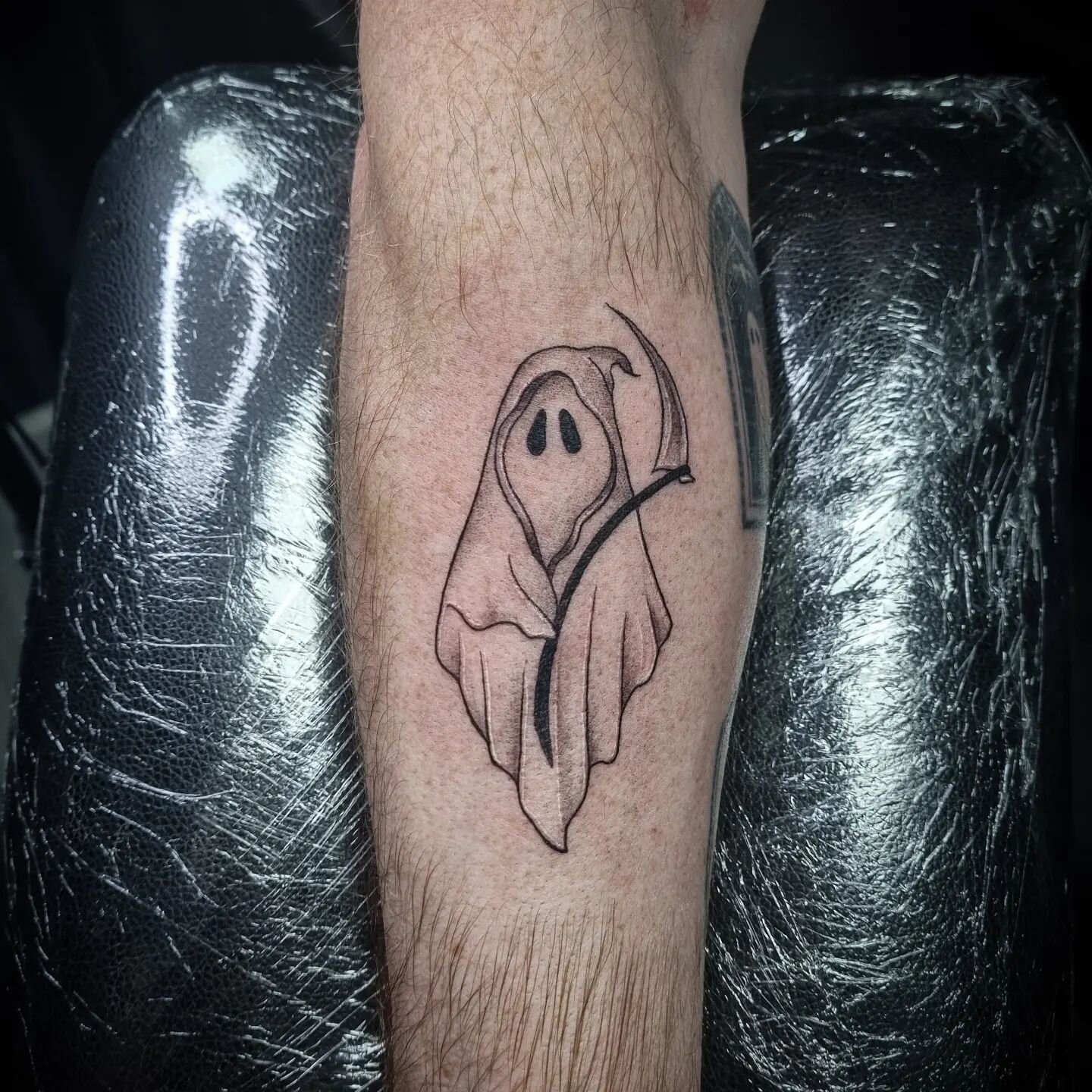 Little grim reaper ghost pulled from the get what you get! 👻

Lovee doing these! I have some space this week if anyone would like to book in 🖤

#tattoo #tattoodesigns #tattooflash #flashtattoo #flashdesigns #tattooartist #neotraditional #neotrad #n