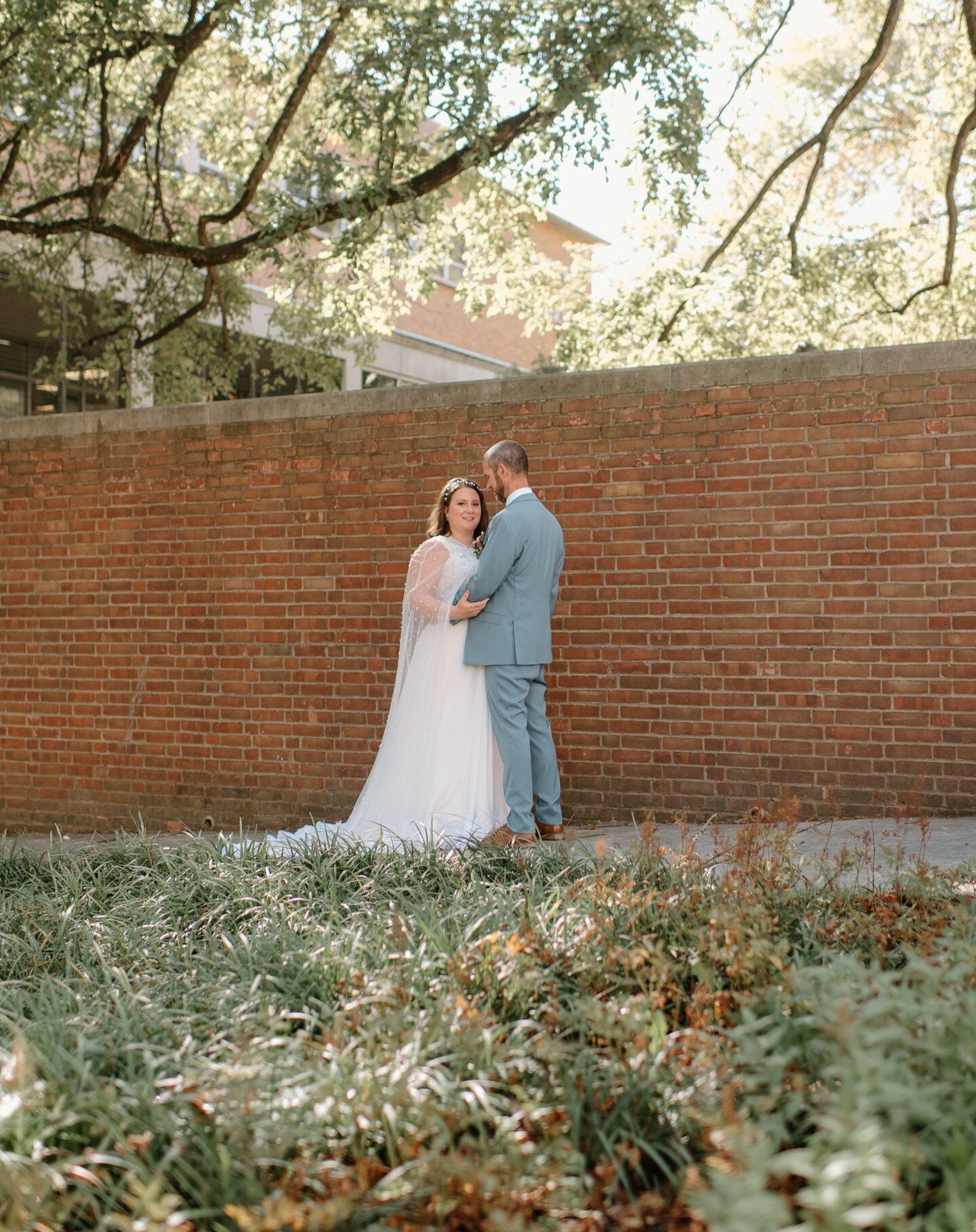 In the heart of the city, I had the privilege of capturing ✨Anthony and Hannah's✨ beautiful elopement. Their day kicked off in their cozy, plant-filled🌵 home - so much color and charm! Their backyard turned into a whimsical wonderland, with silver d
