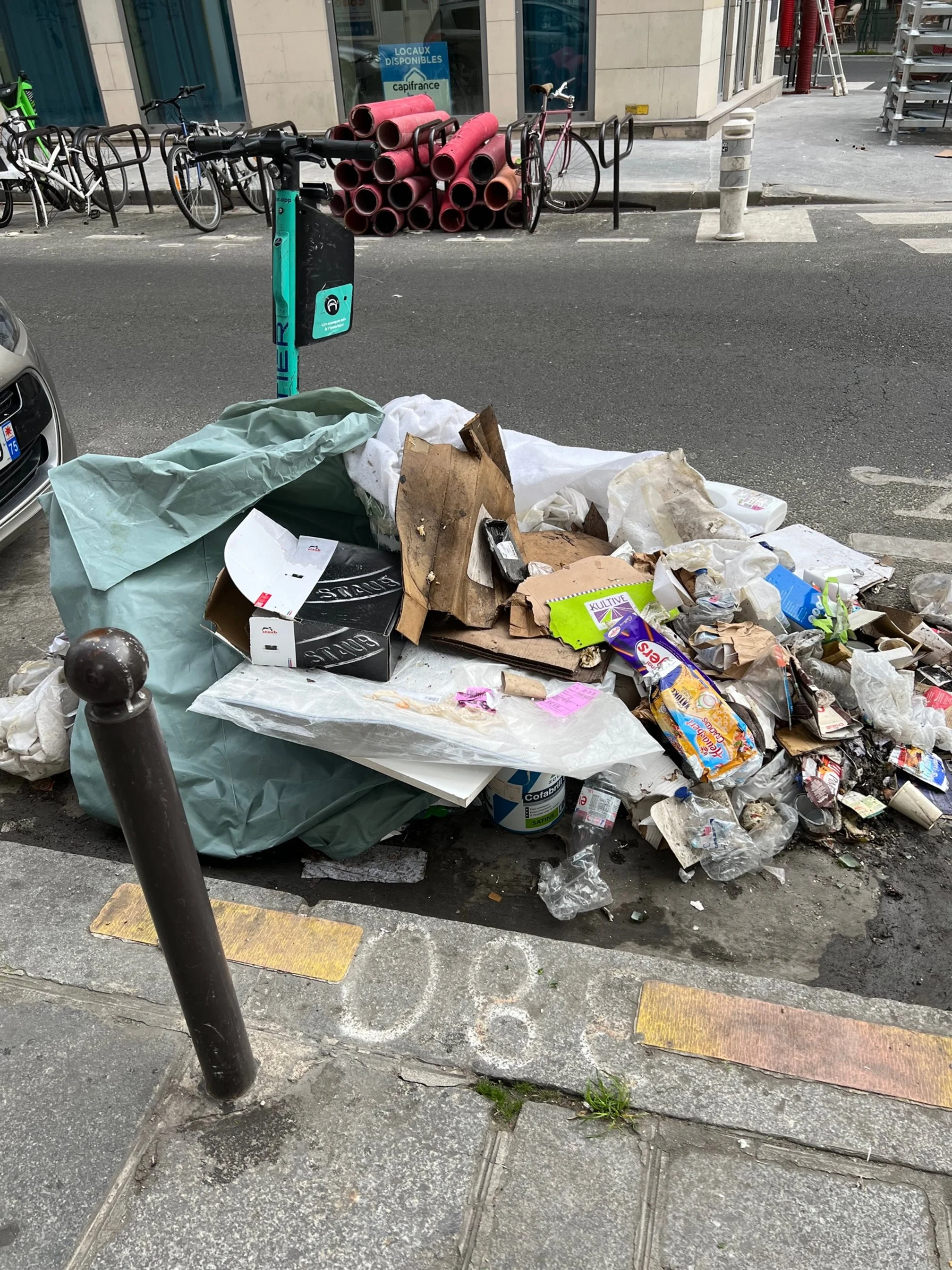 Garbage in the street of Paris