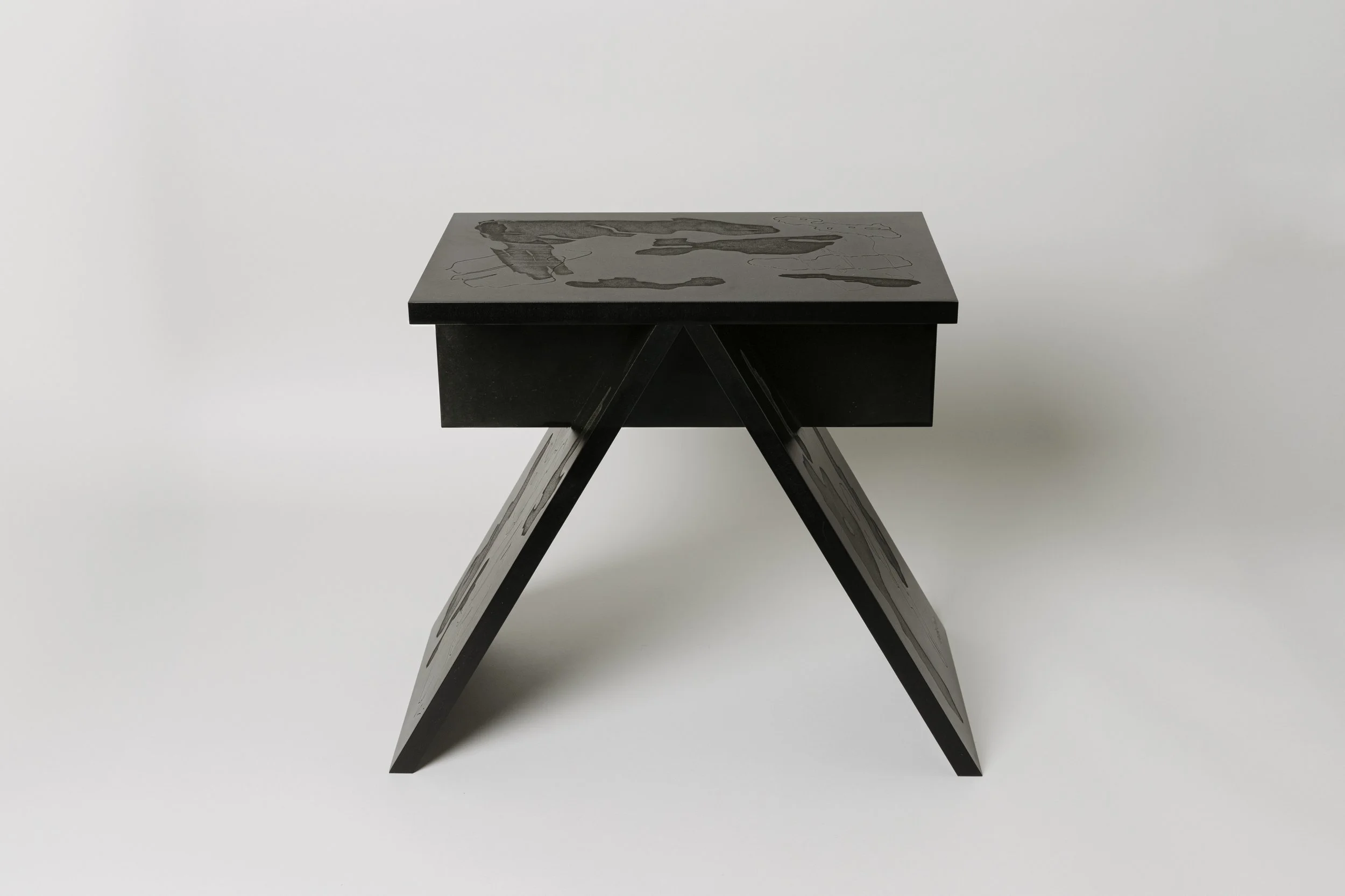 DUBLOstudio_PlaneTreeStool_01©FranziskaVehring.jpg