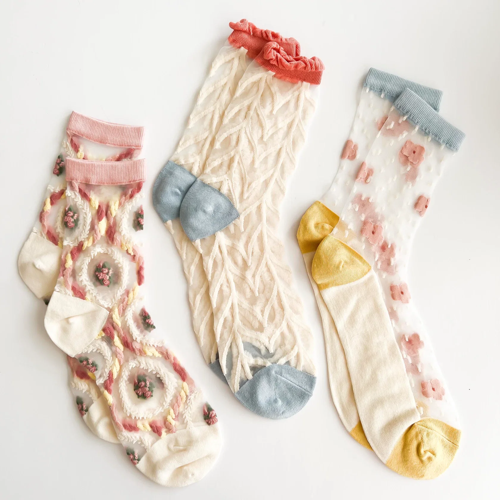 sheer_breathable-glass-socks-11.webp