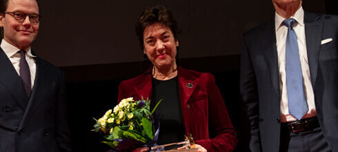 Förvaltningsutskottsledamoten Eva Swartz Grimaldi prisas