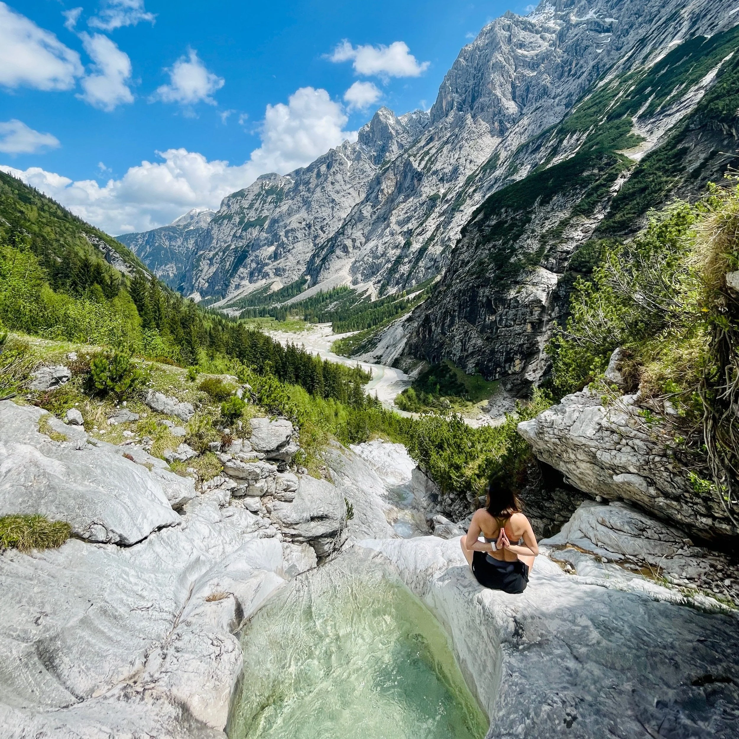 Portrait of Zürich and Berlin life coach and sound practitioner offering transformational sessions