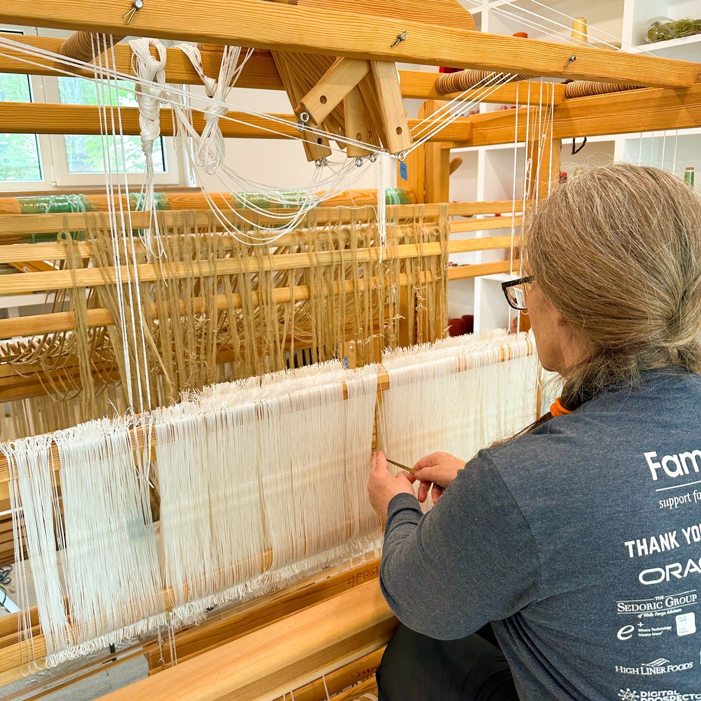 Good Morning! I hope that everyone is having an excellent start to their day😃
It feels like a huge milestone to be threading the first heddle for this project. I can't remember the last time that so much went wrong in the process of dressing a loom.