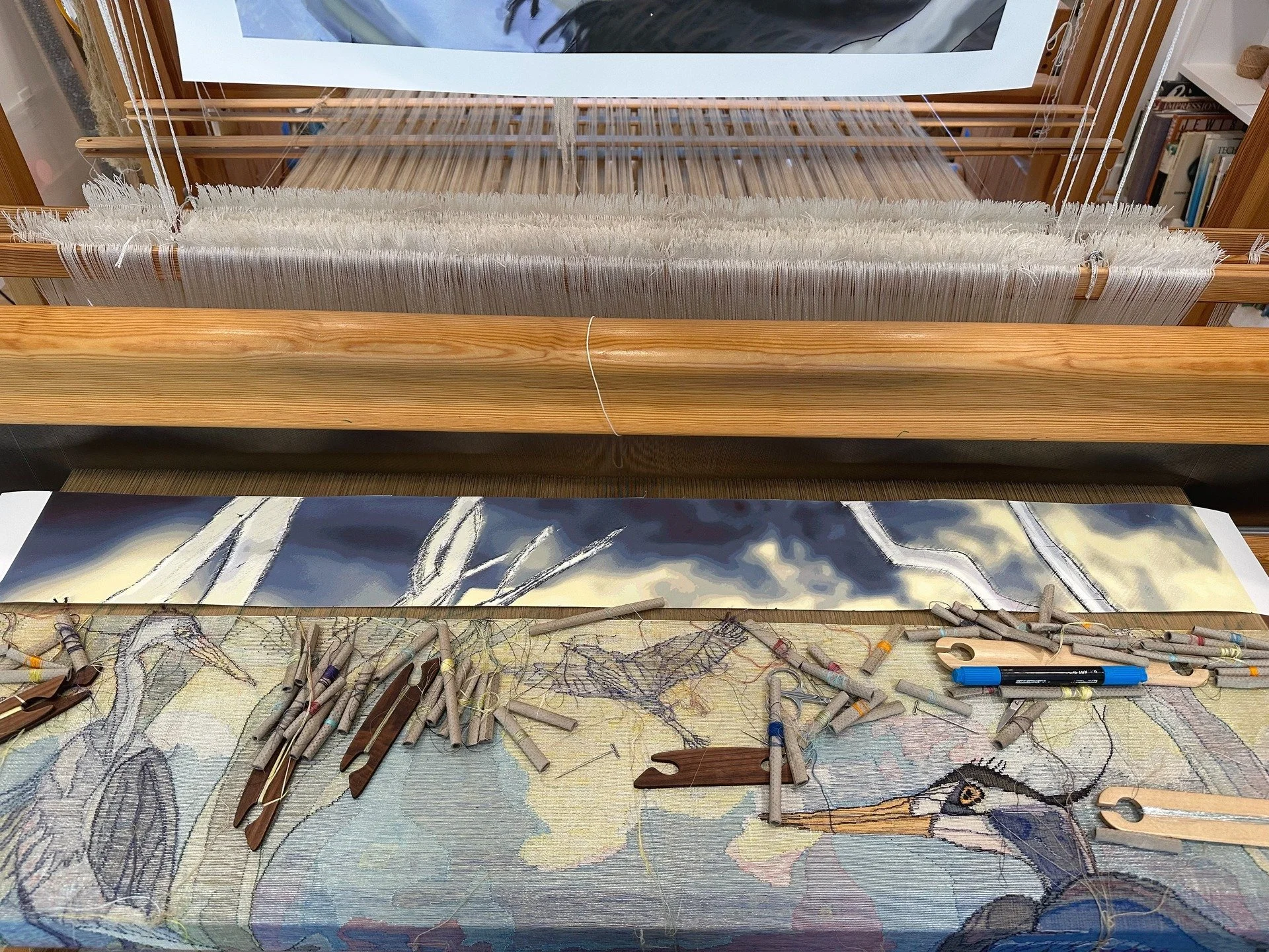 Happy Friday!! I'm so happy to introduce all three herons (even though it's kind of hard to make them out under all the bobbins and threads) 😃

I'm not a big fan of unweaving, but the third heron proved to be small but challenging. I ended up spendi