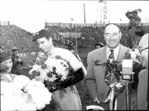 DiMAGGIO JOE w O'DOUL LEFTY 1951 in Japan.jpg