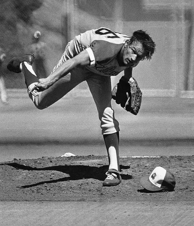 BOUTON JIM pitching with Braves.jpg