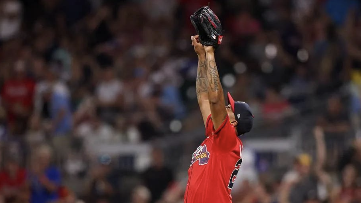 Iglesias_Pointing_Braves