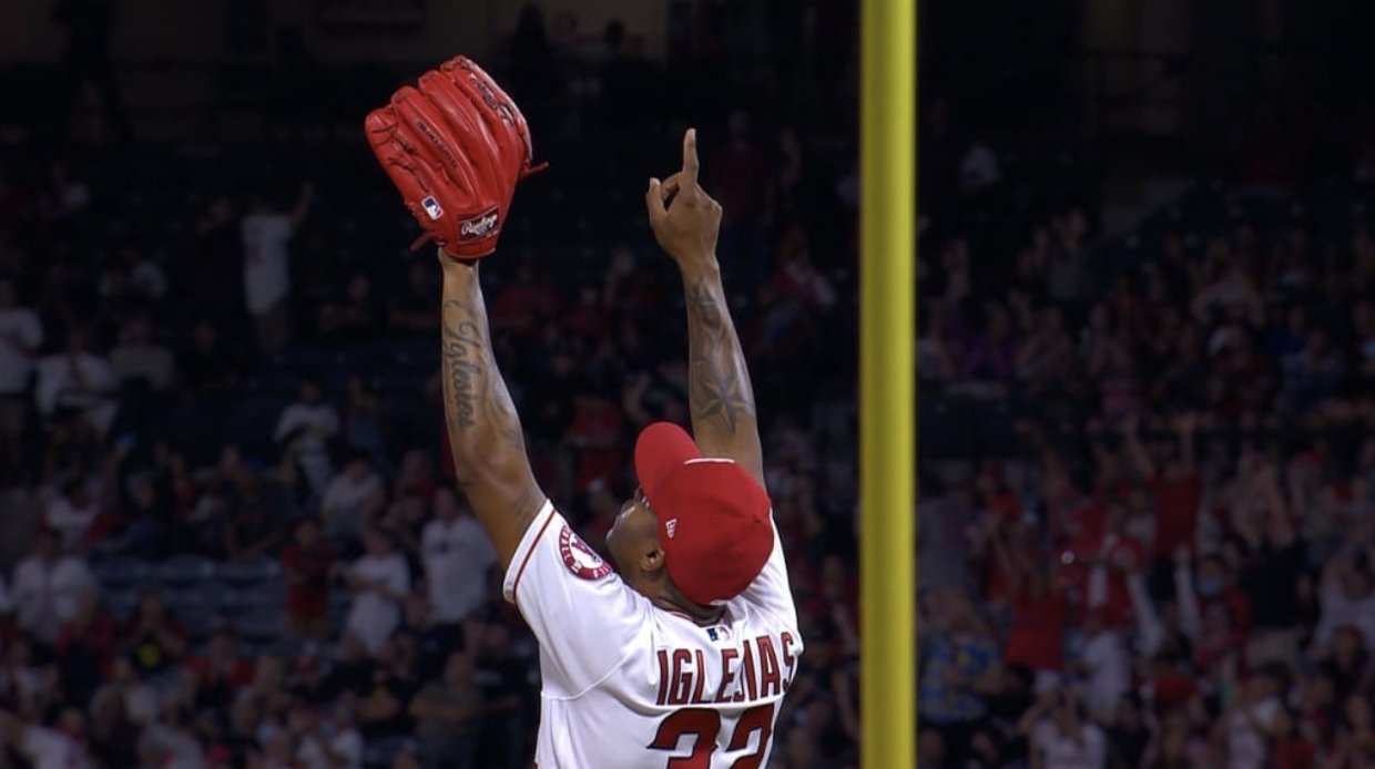 Iglesias_Angels_Pointing